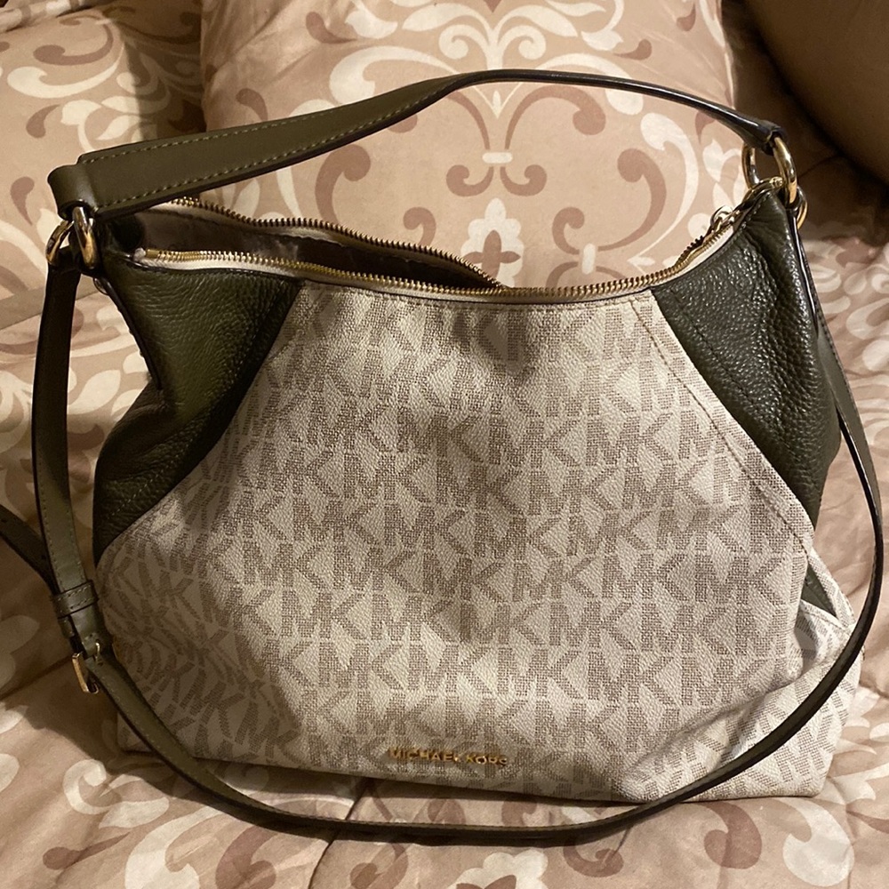 Authentic! Michael Kors Purse!